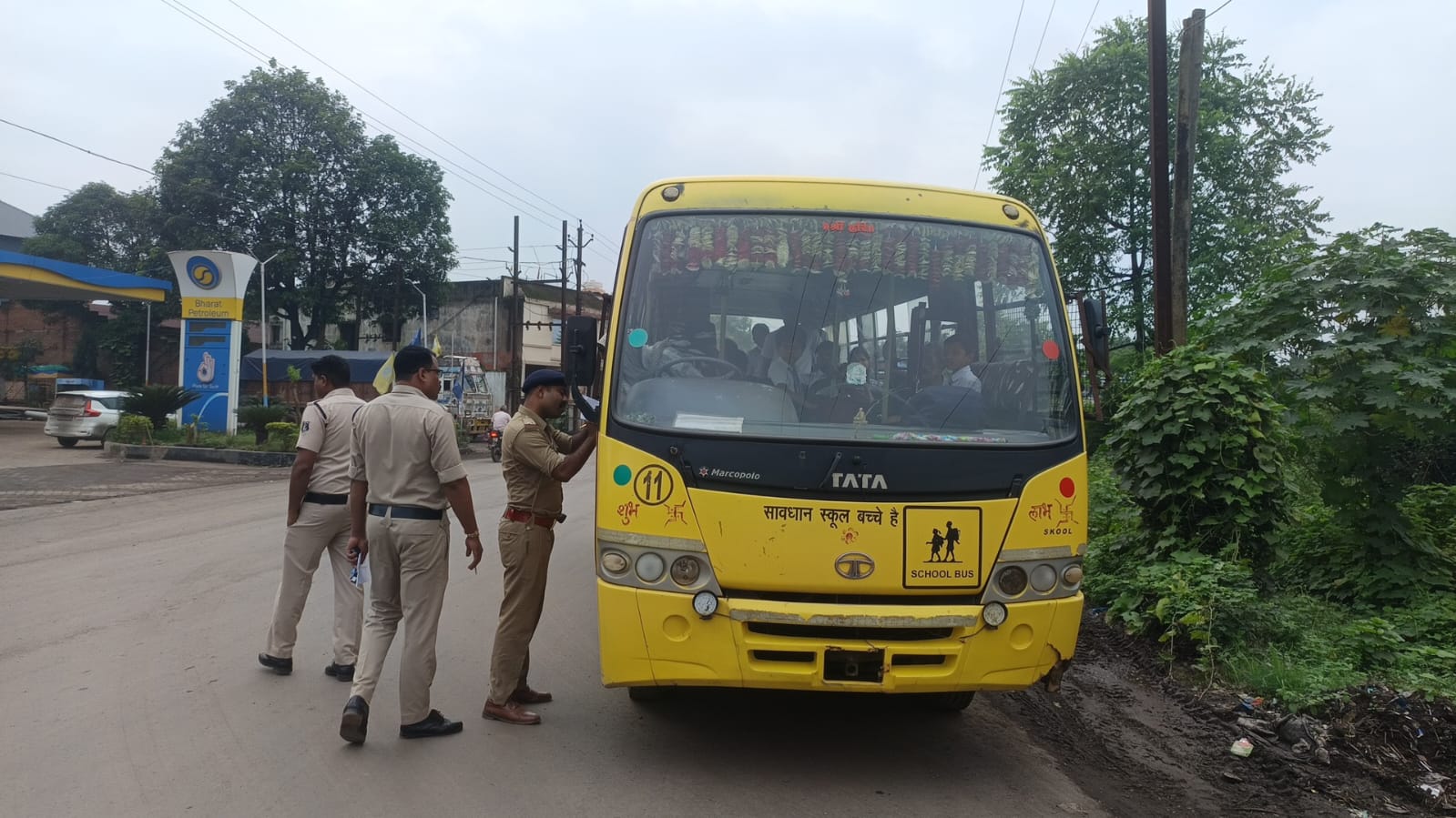 स्कूली बच्चों की सुरक्षा को लेकर खरसिया पुलिस का सख्त एक्शन, सड़क पर उतरी पुलिस टीम; स्कूल वाहनों की औचक जांच कर चालकों का ब्रीथ एनालाइजर टेस्ट, दस्तावेज भी खंगाले