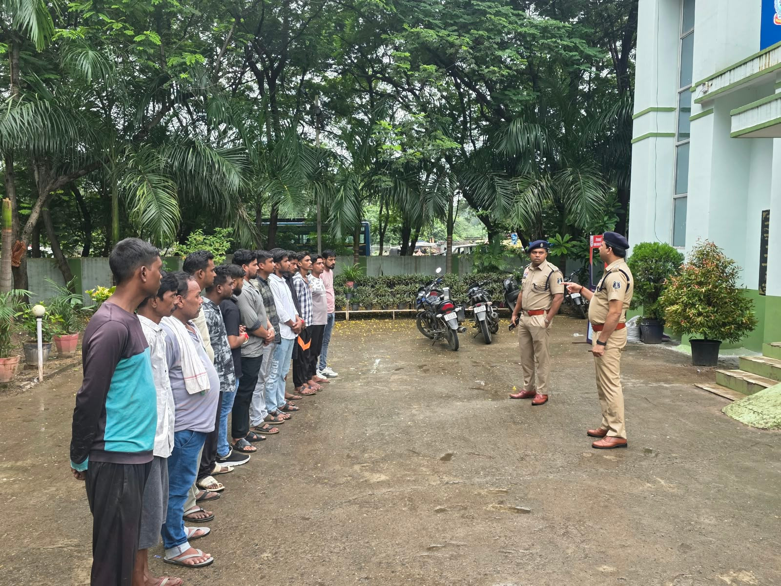 त्योहार में खलल डालने वालों की खैर नहीं, रायगढ़ पुलिस ने बदमाशों को थाने बुलाकर दी दो टूक चेतावनी&mdash;जन्माष्टमी से पहले गुंडा-निगरानी बदमाशों पर कसा शिकंजा,