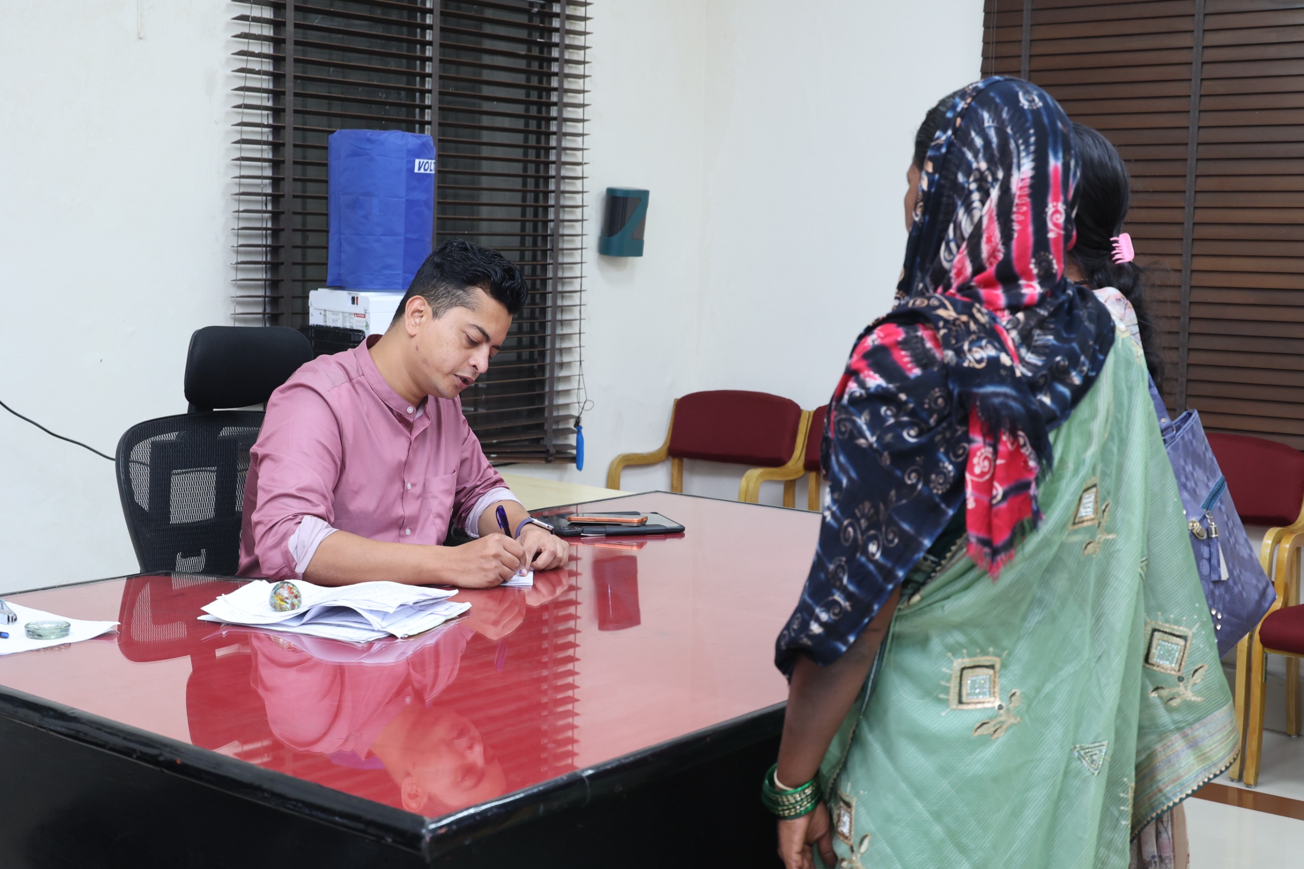 जनदर्शन में एडीएम अपूर्व प्रियेश टोप्पो ने सुनीं आमजनों की समस्याएं, अधिकारियों को त्वरित निराकरण के दिए निर्देश