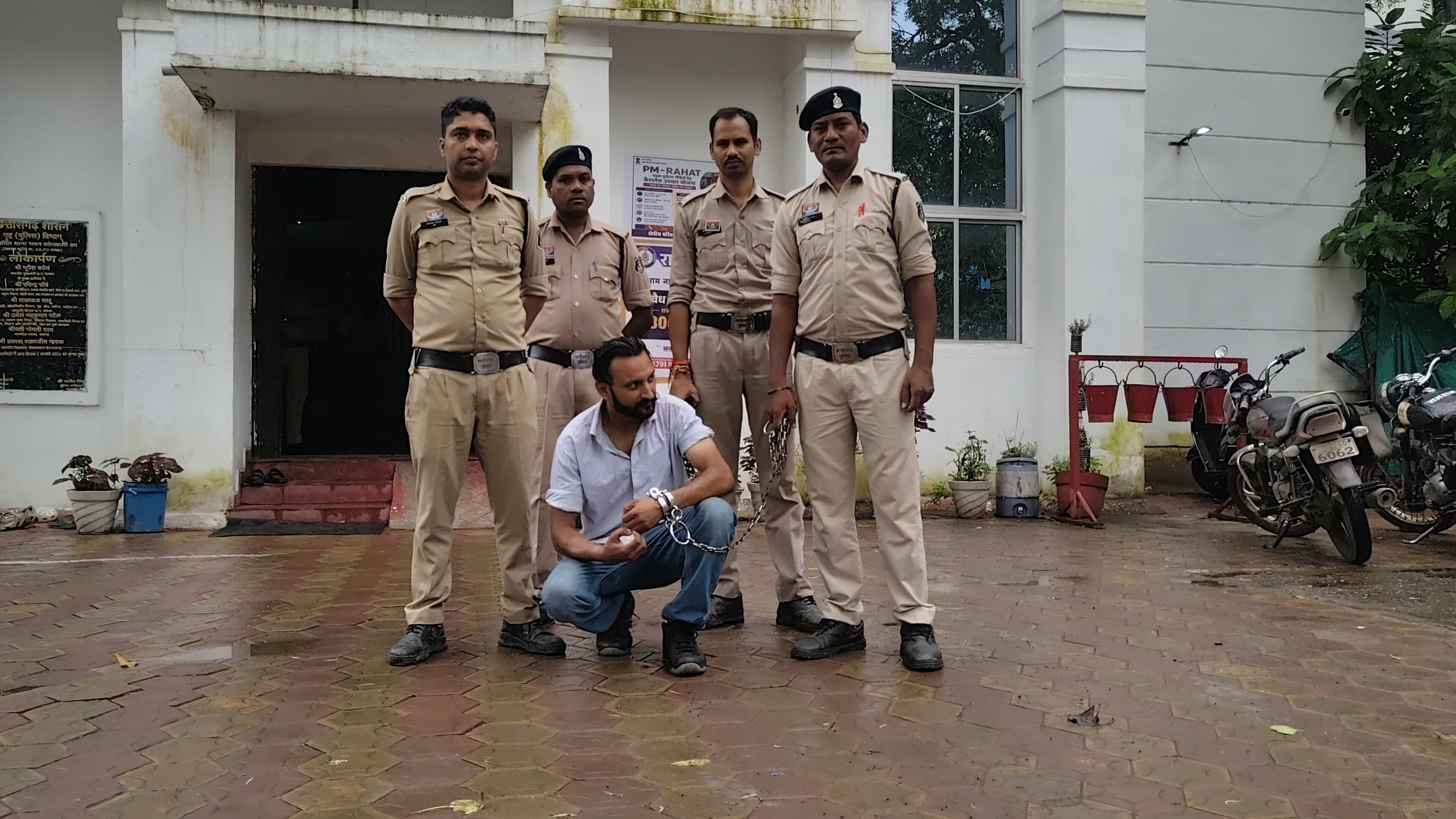 पानी के छींटे की मामूली बात पर युवक पर पिस्टलनुमा एयरगन से दो बार किया फायर, वारदात के बाद रायगढ़ से ग्वालियर भागा आरोपी रेलवे स्टेशन पर दबोचा गया