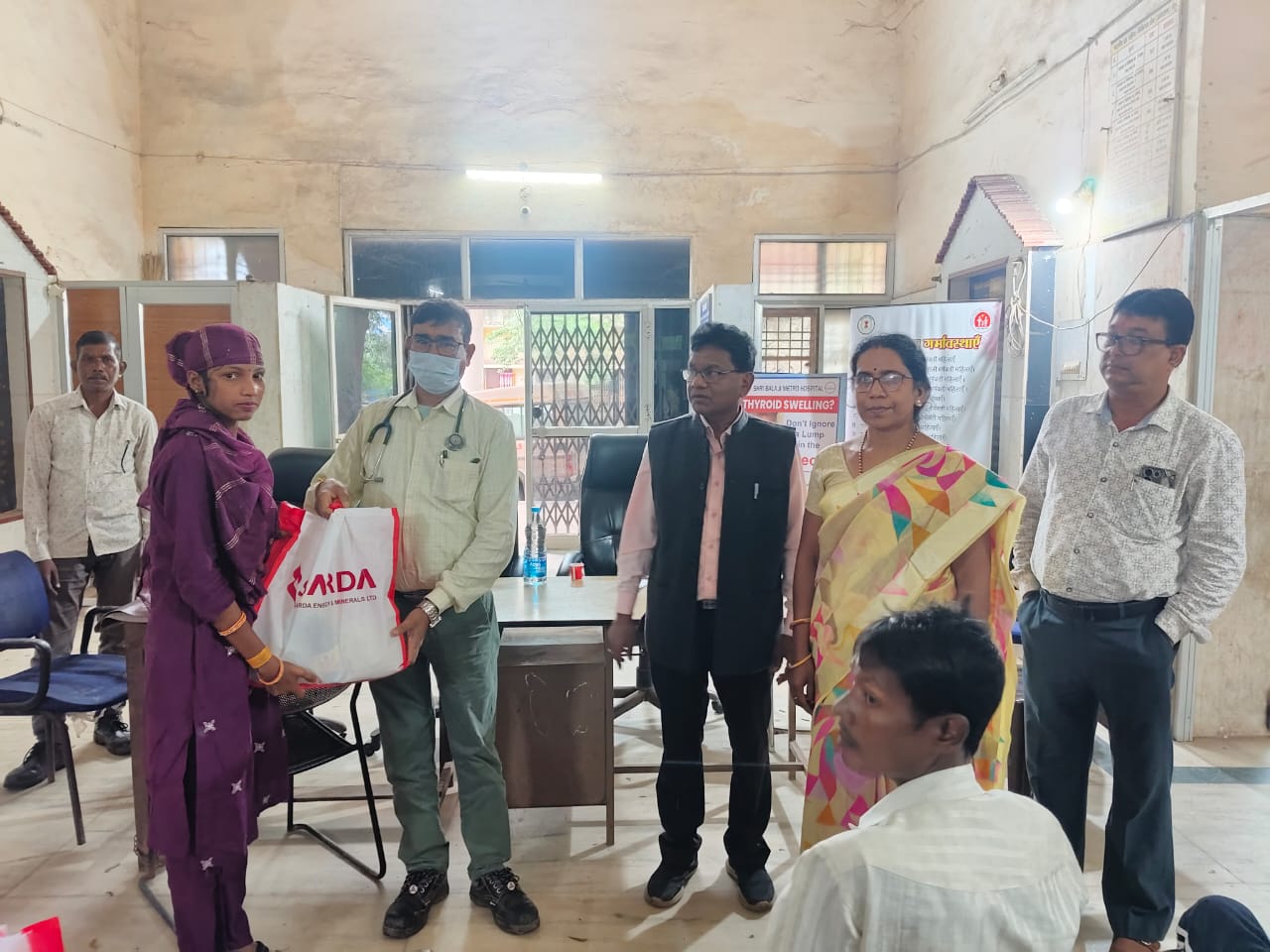 टीबी मरीजों के पोषण की चिंता: खरसिया में 50 उपचाररत मरीजों को मिला फूड बास्केट, निजी संस्था ने लिया गोद