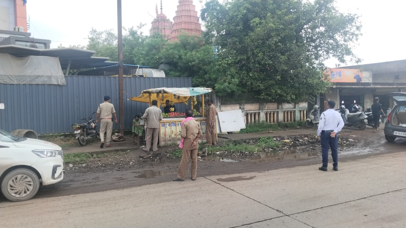 NH-49 पर सड़क के बीच खड़े वाहनों पर रायगढ़ पुलिस का शिकंजा, 4 वाहन चालकों पर FIR और 33 पर चालानी कार्रवाई