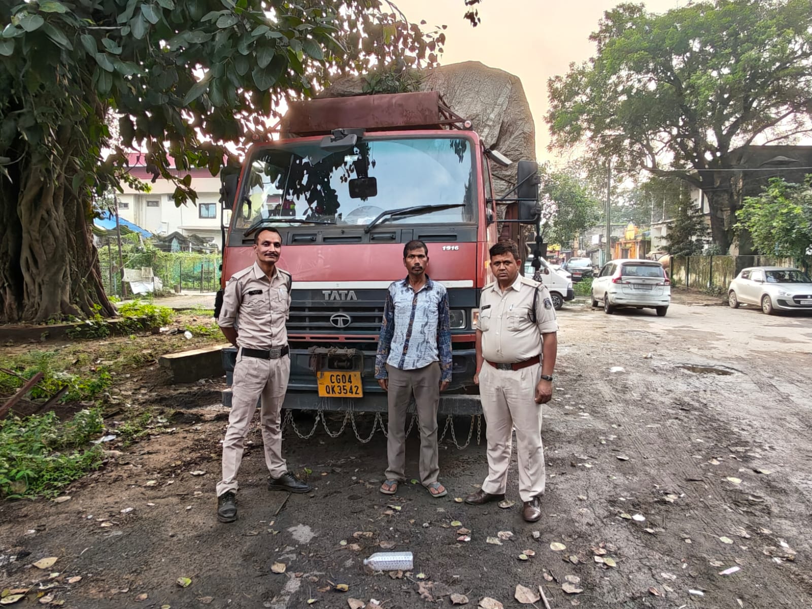 गश्त के दौरान अवैध स्क्रैप से लदा माजदा पकड़ा, 4.5 टन लोहा-टीन सहित 15.50 लाख की संपत्ति जब्त; घरघोड़ा पुलिस की &ldquo;ऑपरेशन प्रहार&rdquo; के तहत बड़ी कार्रवाई