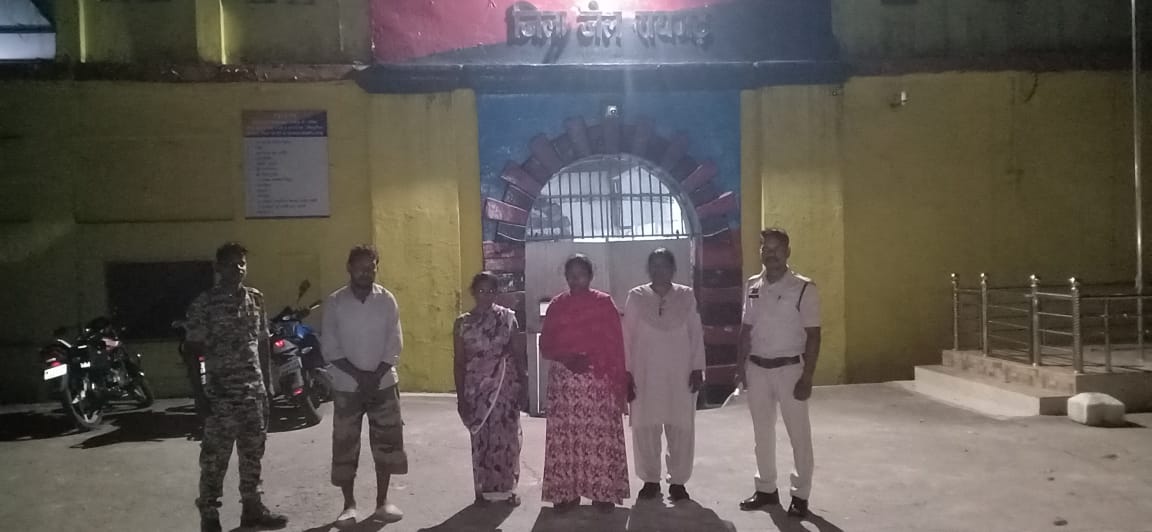 कोठीकुंडा हत्याकांड में नहीं बच सके चारों आरोपी, पारिवारिक विवाद में तिहारू साहू पर जानलेवा हमला कर उतारा था मौत के घाट, अपर सत्र न्यायालय ने पत्नी-बेटे सहित चारों को दोषी करार दे सुनाई उम्रकैद