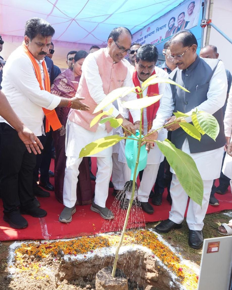माँ के सम्मान से हरियाली के संकल्प तक पहुंचा &lsquo;एक पेड़ माँ के नाम&rsquo; अभियान, सक्ती के जेठा में केंद्रीय मंत्री शिवराज सिंह चौहान और मुख्यमंत्री विष्णु देव साय ने किया पौधरोपण, पर्यावरण संरक्षण को जनआंदोलन बनाने पर जोर