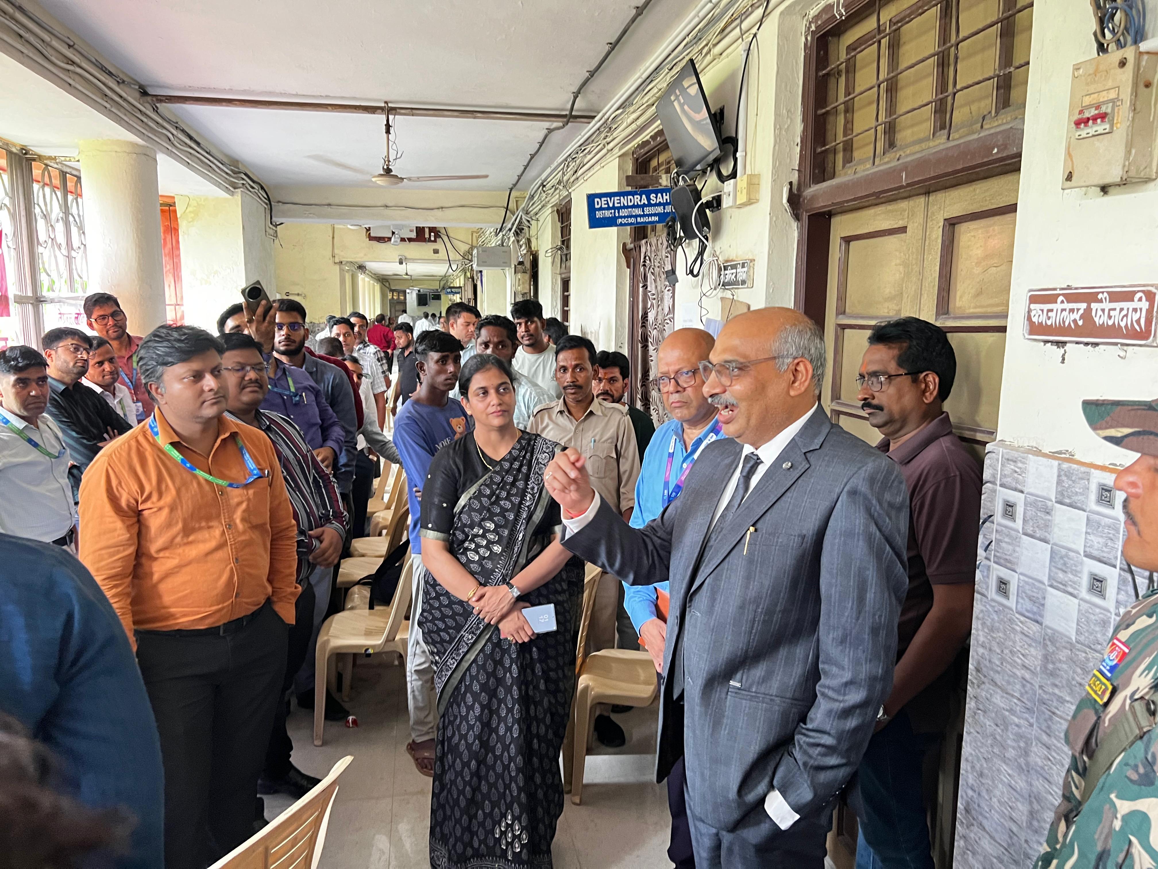 रायगढ़ में नेशनल लोक अदालत ने दिया त्वरित न्याय का संदेश, लंबित और प्री-लिटिगेशन सहित 12 लाख से अधिक प्रकरणों का आपसी राजीनामे से निराकरण, पांच परिवारों में फिर लौटी दाम्पत्य जीवन की खुशियां