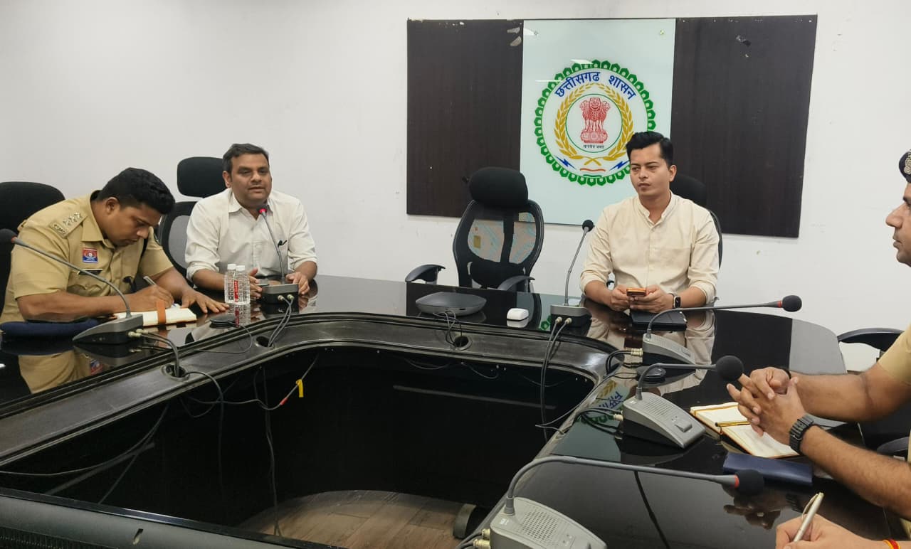 रायगढ़ में गणेशोत्सव को लेकर प्रशासन अलर्ट, शांति समिति की बैठक में समितियों को दिए सख्त निर्देश&mdash;रात 10 से सुबह 6 बजे तक लाउडस्पीकर पर प्रतिबंध, वॉलिंटियर्स की जानकारी थाने में होगी जमा