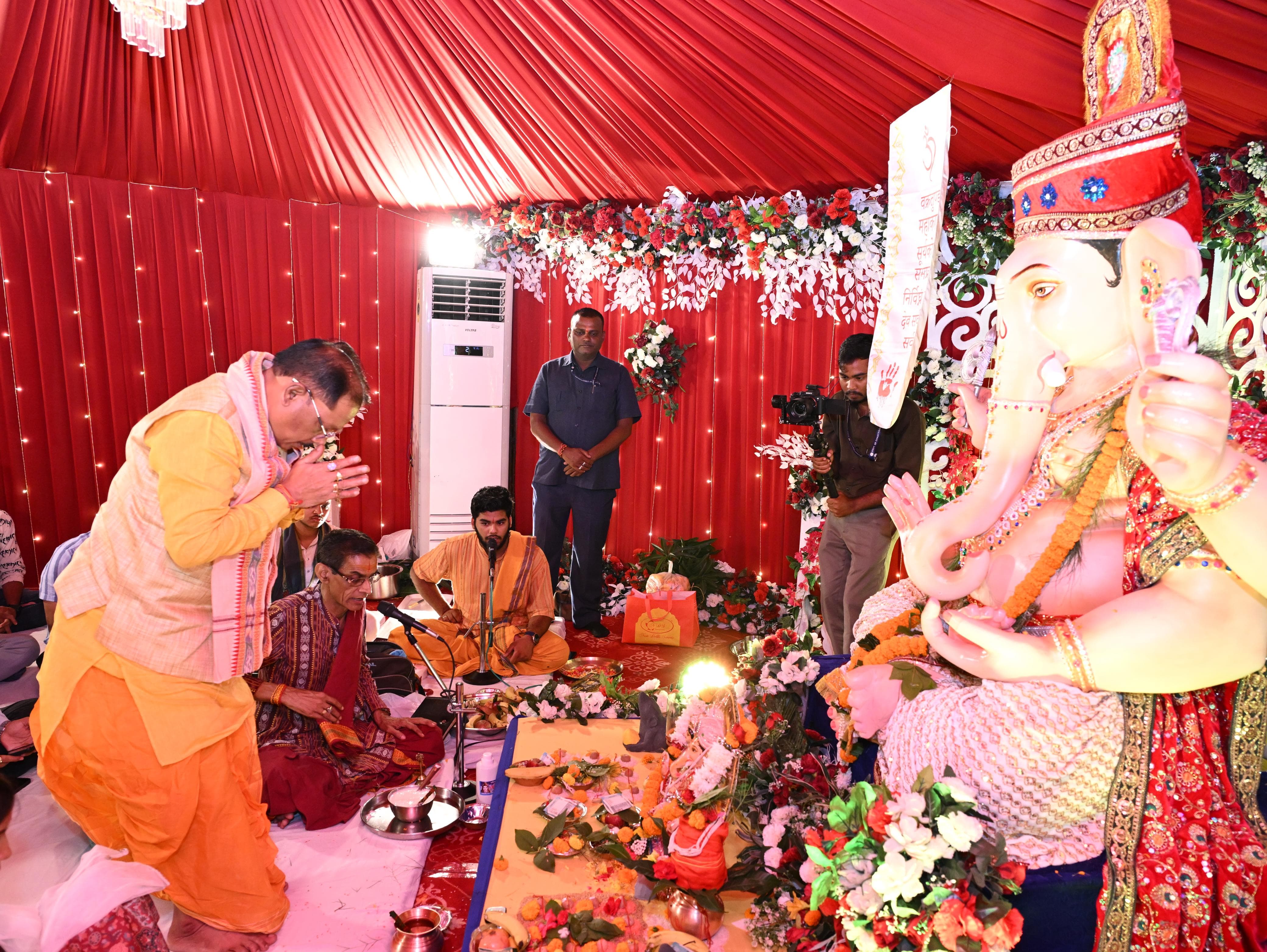 गणेश चतुर्थी पर मुख्यमंत्री निवास में विराजे विघ्नहर्ता गणेश, सीएम विष्णु देव साय ने विधि-विधान से की पूजा, बोले&mdash;आस्था के साथ सामाजिक एकता और सद्भाव का प्रतीक है गणेशोत्सव