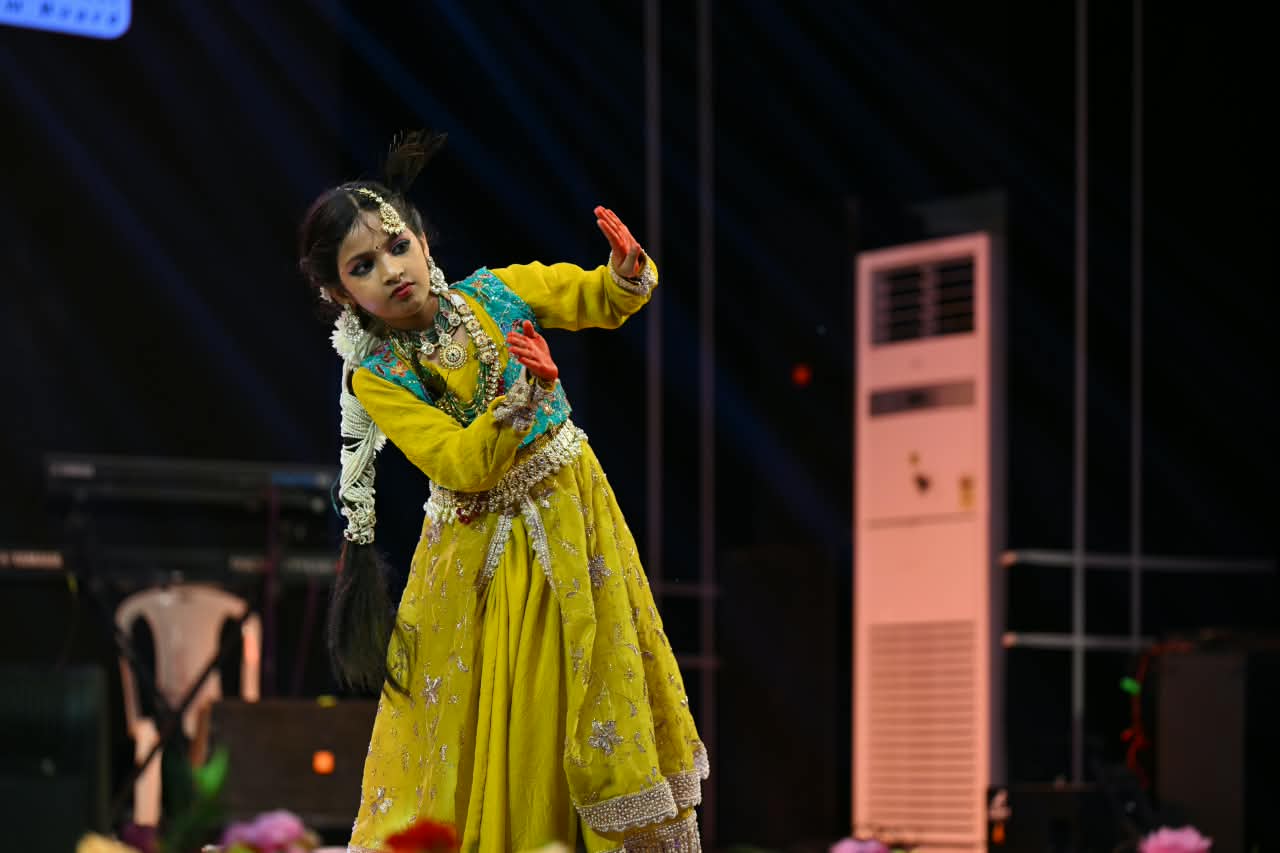 चक्रधर समारोह के ऐतिहासिक मंच पर बाल कथक नृत्यांगना अनुष्का सुल्तानिया की भावपूर्ण प्रस्तुति ने दर्शकों को किया मंत्रमुग्ध