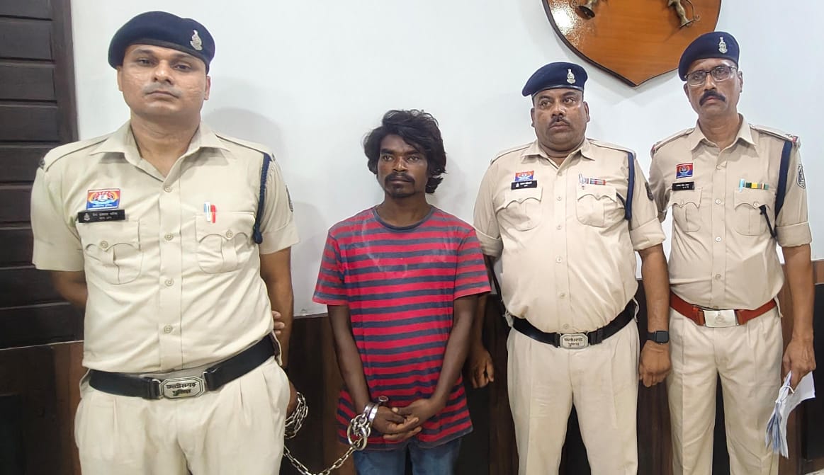 पार्षद को समझाना पड़ा भारी, गुस्साए युवक ने लोहे के जैक रॉड से सिर पर किया वार; हत्या के प्रयास का फरार आरोपी घर लौटते ही जूटमिल पुलिस के हत्थे चढ़ा