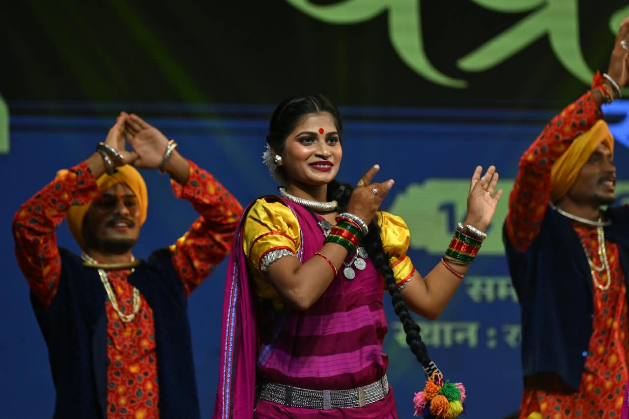 &lsquo;अरपा पैरी के धार&rsquo; से कर्मा गीतों तक डॉ. पायल साहू ने बिखेरी लोकसंगीत की मिठास, छत्तीसगढ़ी संस्कृति के रंगों से सजा चक्रधर समारोह का तीसरा दिन