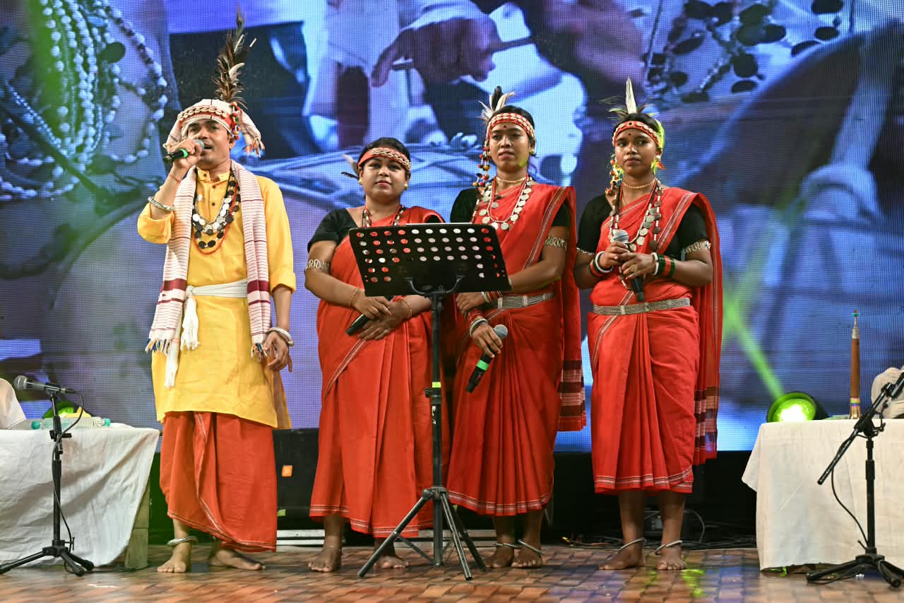 चक्रधर समारोह में &lsquo;बादल&rsquo; आसना ने बिखेरी बस्तर की लोक संस्कृति की छटा ,गौर सिंग और धुरवा मंडई लोकनृत्य ने दर्शकों को कराया बस्तर की समृद्ध परंपराओं से रूबरू