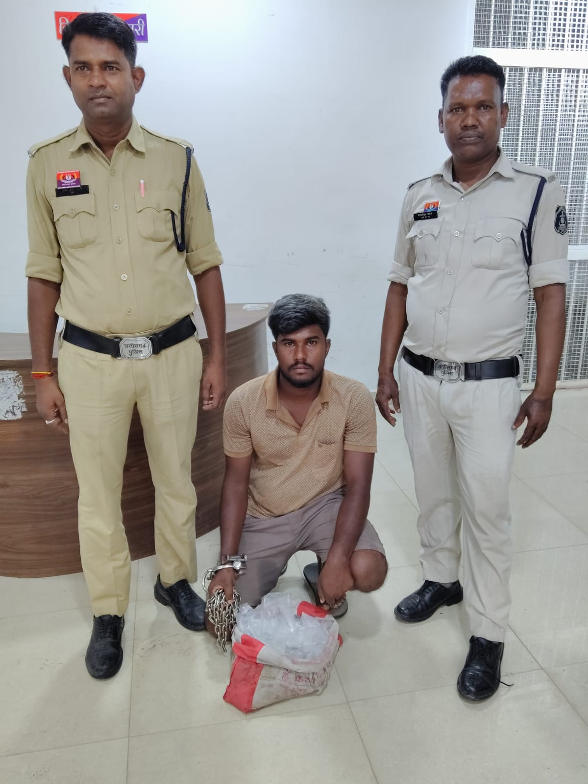 गली में शराब बेचने ग्राहक का इंतजार कर रहा था आरोपी, पुलिस ने दबोचा; जूटमिल में बाइक छोड़ भाग रहे युवक को पकड़ा, कुल 18 लीटर महुआ शराब बरामद