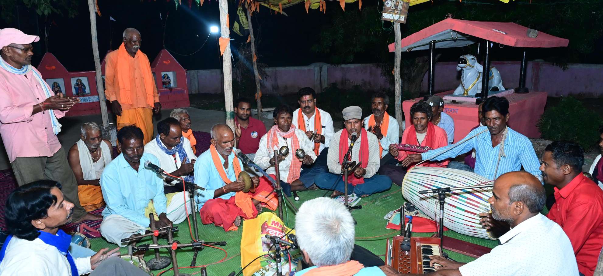 मां दुर्गा के दरबार में भक्तिमय हुआ उप मुख्यमंत्री विजय शर्मा का अंदाज, ग्रामीणों के बीच बैठकर गाए जसगीत और अधिकारियों को दिए समस्याओं के निराकरण के निर्देश