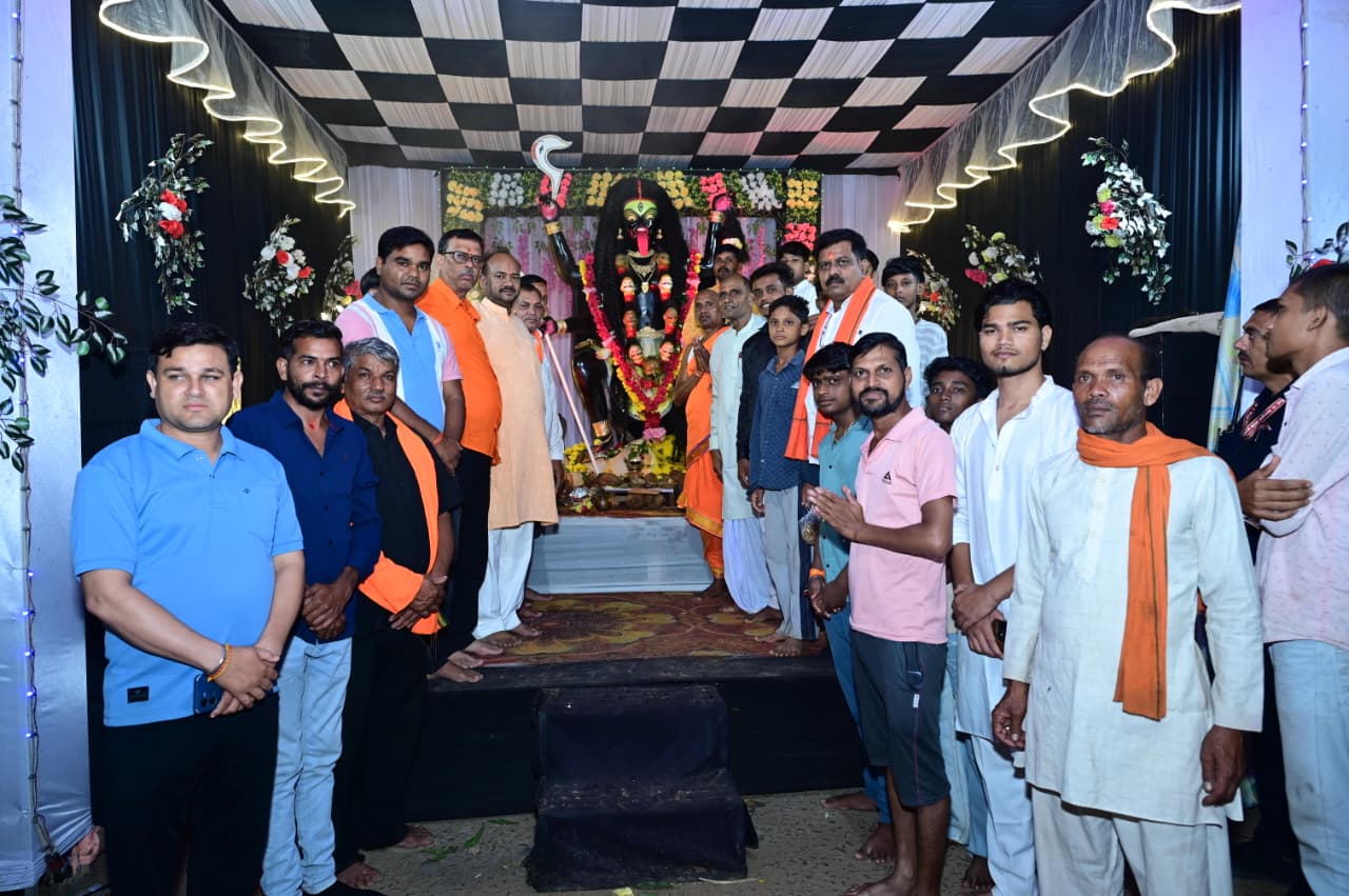 नवरात्रि पर उप मुख्यमंत्री श्री विजय शर्मा ने पिपरिया में विभिन्न दुर्गा उत्सव समितियों के पंडालों में पहुंचकर की पूजा-अर्चना