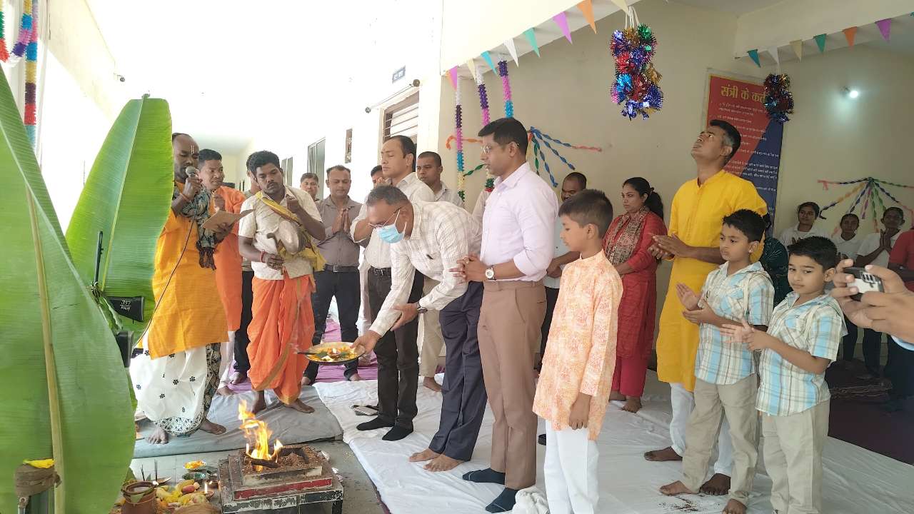रायगढ़ पुलिस लाइन में वैदिक मंत्रोच्चार के साथ हुआ शस्त्र पूजन, एसएसपी शशि मोहन सिंह की उपस्थिति में पुलिस अधिकारियों ने की मां भगवती की आराधना