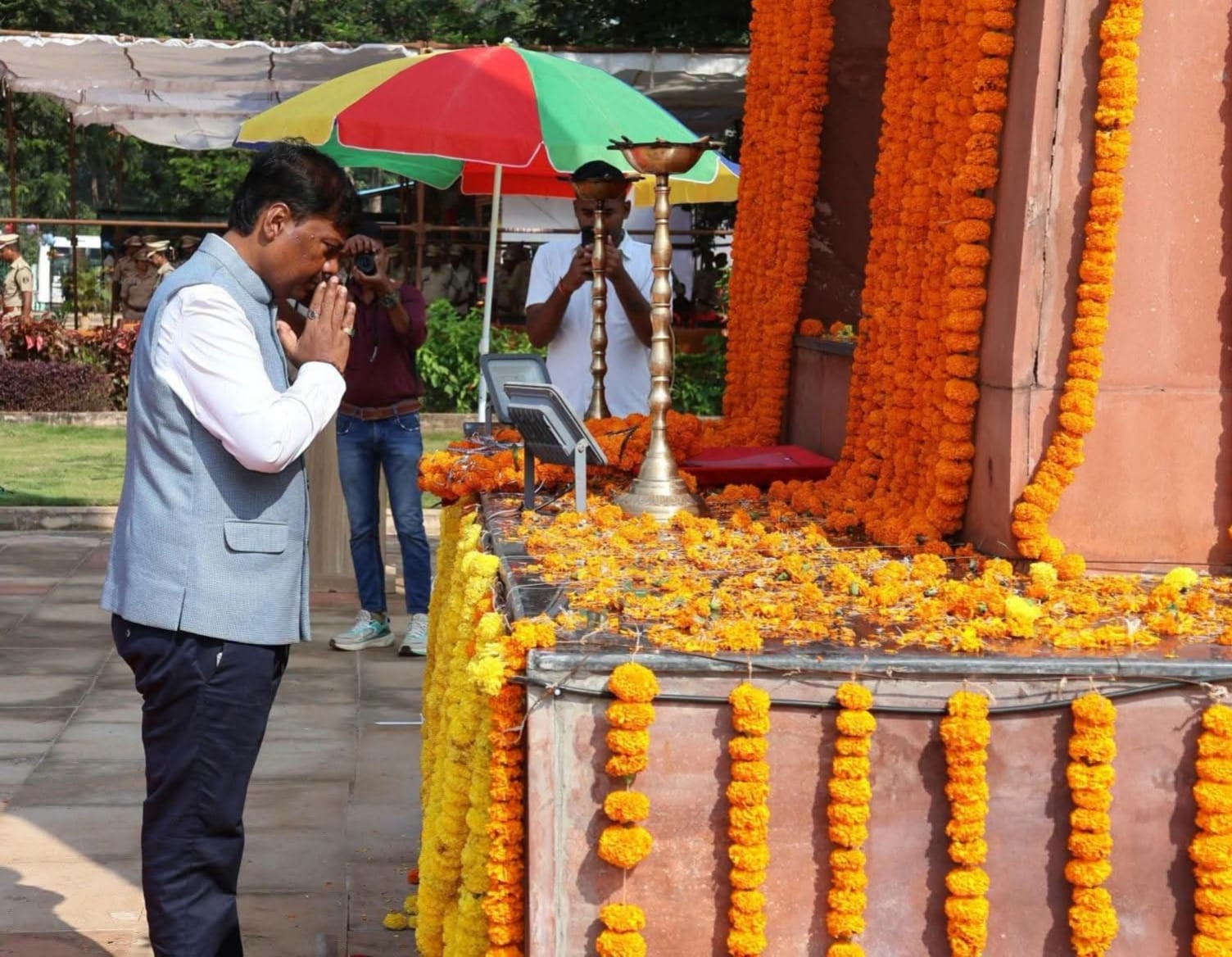 छत्तीसगढ़ की शांति और सुरक्षा के लिए वीर जवानों का बलिदान अविस्मरणीय, वन मंत्री केदार कश्यप ने अमर शहीद वाटिका में अर्पित की श्रद्धांजलि