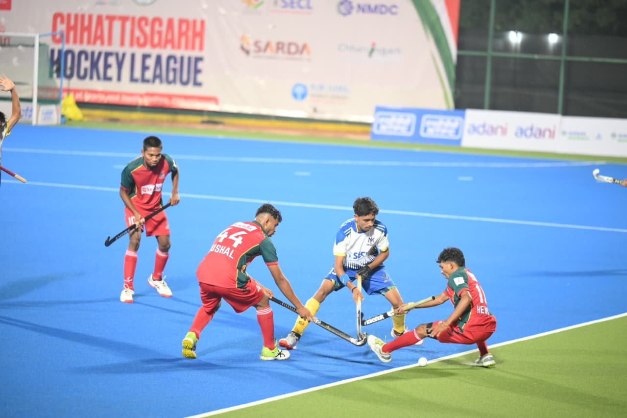 लगातार दूसरे दिन हॉकी लीग देखने पहुंचे उप मुख्यमंत्री अरुण साव, खिलाड़ियों की हौसला अफजाई कर स्टार परफॉर्मर्स को किया सम्मानित; चक्रधर चैंपियंस सेमीफाइनल के करीब