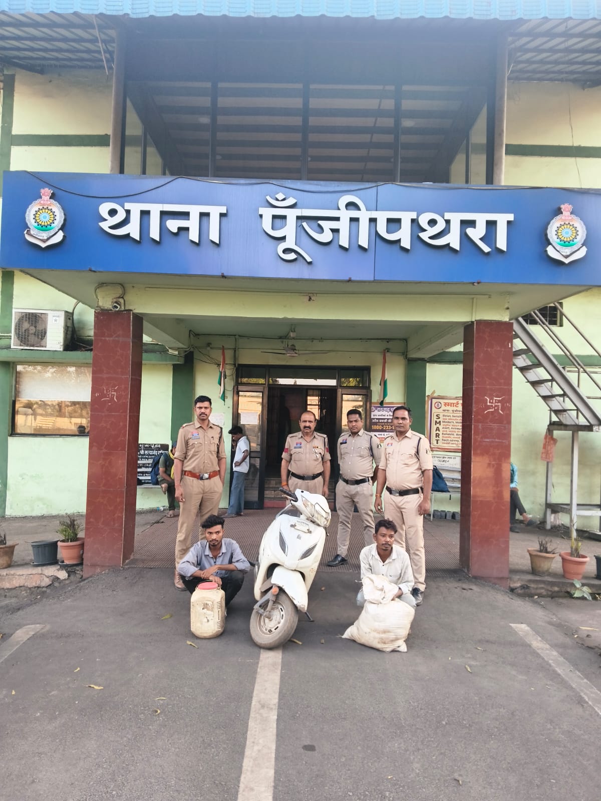 ऑपरेशन आघात के तहत रायगढ़ पुलिस की दो जगह ताबड़तोड़ कार्रवाई, 32 लीटर अवैध महुआ शराब के साथ सराईपाली के दो आरोपी गिरफ्तार, शराब परिवहन में इस्तेमाल स्कूटी भी जब्त