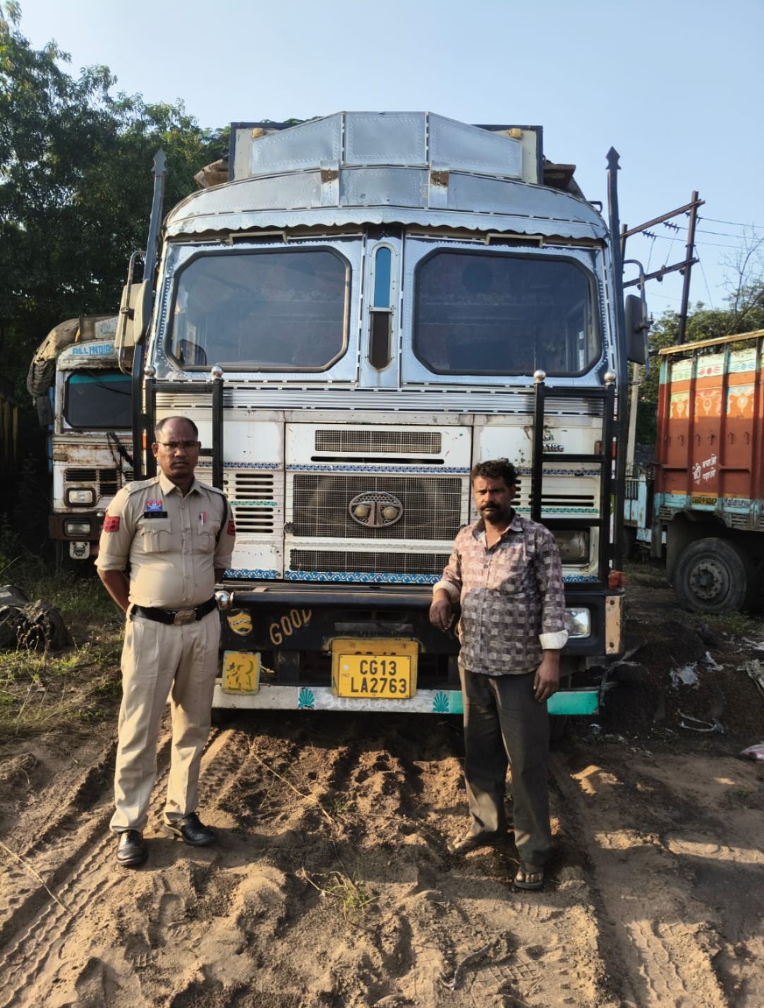 रायगढ़ में अवैध कबाड़ परिवहन पर पुलिस का शिकंजा, पूंजीपथरा पुलिस ने 17.650 टन स्क्रैप कबाड़ पकड़ा, लाखों के कबाड़ के साथ 12 चक्का ट्रक जब्त