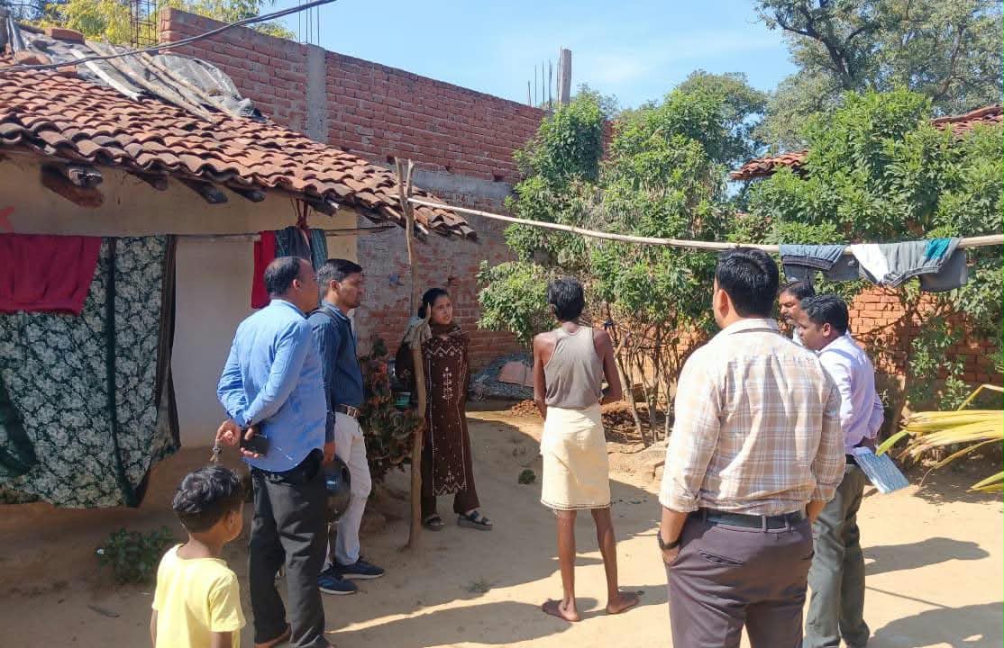 हितग्राहियों के घर पहुंचीं जनपद सीईओ, निर्माण में देरी का जाना कारण; एक माह में आवास पूरा करने के निर्देश
