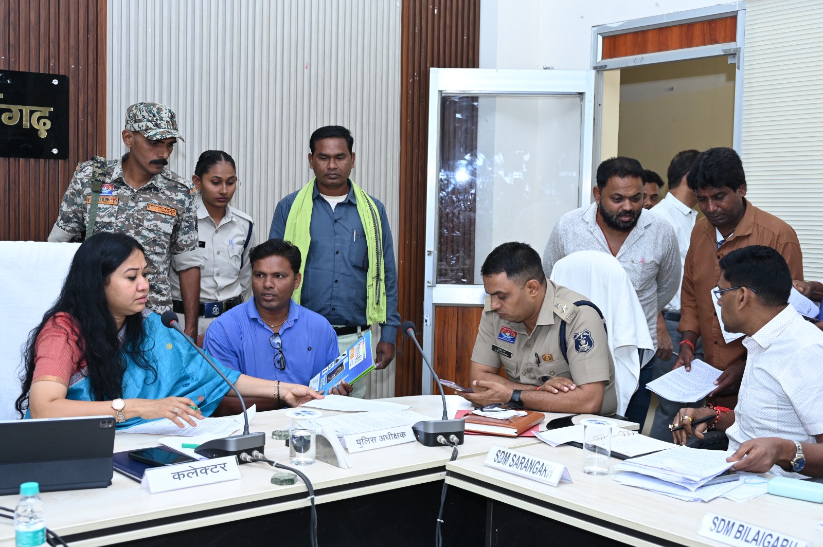 जनदर्शन में कलेक्टर पद्मिनी भोई साहू ने सुनीं आम लोगों की समस्याएं, आवास-पेंशन से लेकर सिंचाई तक के मुद्दों पर अधिकारियों को दिए निराकरण के निर्देश