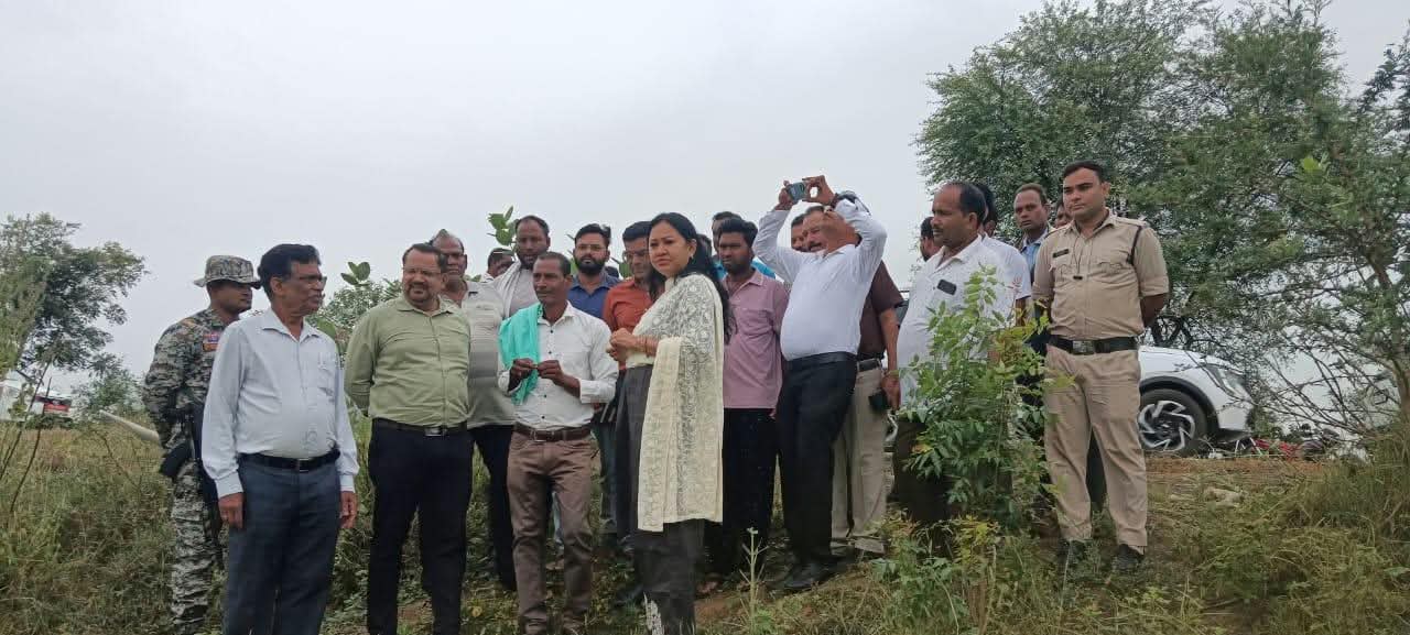 काले चावल की खेती से किसानों को मिलेगी बेहतर आमदनी, कुरो कंपनी करेगी उपज की खरीदी, कलेक्टर पद्मिनी भोई साहू ने खेतों में पहुंचकर किसानों से की चर्चा