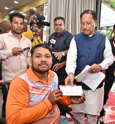 दिव्यांग रग्बी खिलाड़ी की मदद के लिए मुख्यमंत्री आगे आए , चेक के माध्यम से प्रदान की 90 हजार की सहायता राशि