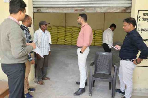 कलेक्टर एवं पुलिस अधीक्षक ने&nbsp;धनागर-कोतरा एवं कोड़ातराई धान खरीदी केंद्रों में व्यवस्थाओं का लिया जायजा, दिए आवश्यक निर्देश,प्रति एकड़ 21 क्विंटल तक धान बेच सकेंगे किसान