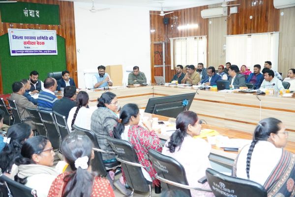 कलेक्टर श्री रोहित व्यास ने जिला स्वास्थ्य समिति की समीक्षा बैठक में दिए कई निर्देश,मातृ शिशु मृत्यु दर कम करने संस्थागत प्रसव को दे बढ़ावा