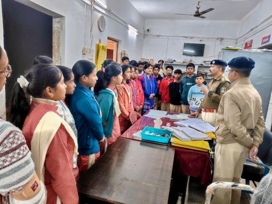 बाल सुरक्षा सप्ताह के अंतर्गत संकल्प शिक्षण संस्थान के कक्षा नवी के बच्चों ने किया सिटी कोतवाली का भ्रमण ,बच्चों को राइफल्स, मशीनगन, बुलेट्स ,अश्रु गैस आदि की दी गई जानकारी