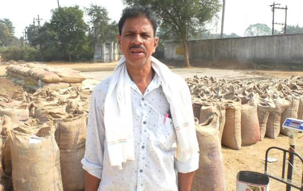 रायगढ़ : तुहर टोकन&rsquo; ऐप से किसानों को घर बैठे मिल रही सुविधा,पारदर्शी धान खरीदी नीति से किसानों में उत्साह