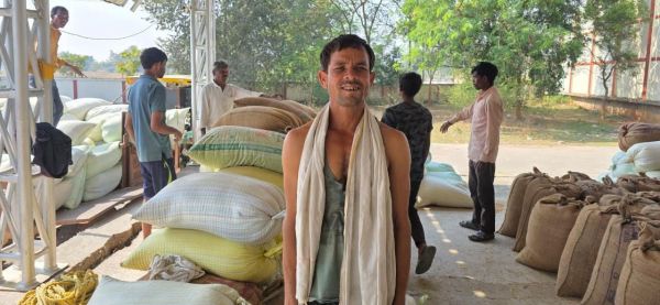 घर बैठे धान विक्रय का नया दौर: तुंहर टोकन ऐप से किसानों को मिली बड़ी राहत,मोबाइल से काट रहे टोकन, धान खरीदी प्रक्रिया हुई पारदर्शी और तेज