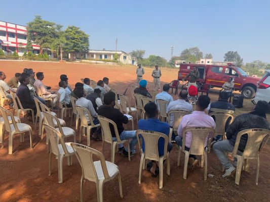 रक्षित केन्द्र जशपुर में समस्त बस संचालकों की बैठक हुई सम्पन्न,यात्री बस में अग्निशमन सहित आपातकालीन दरवाजा और सुरक्षा उपकरणों की समय-समय पर जांच करने हेतु दी गई समझाईश