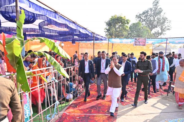 नारायणपुर में श्री विष्णु महायज्ञ चक्र पूजा कार्यक्रम में&nbsp; मुख्यमंत्री हुए शामिल,कुम्हारों को इलेक्ट्रानिक चाक मशीन का किया वितरण,मंगल भवन के विस्तार के लिए 25 लाख रुपए की घोषणा की