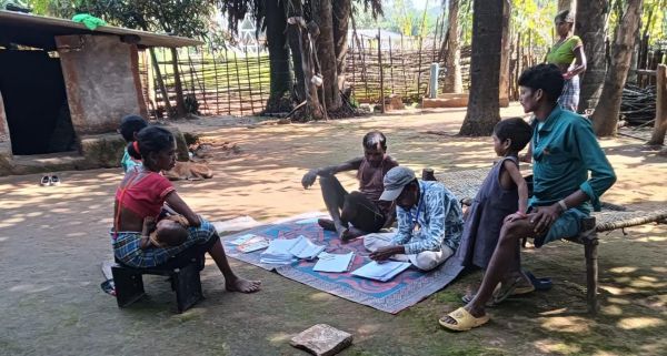 प्रशासनिक टीम और बीएलओ जंगलों-पहाड़ों के बीच बसे दुर्गम इलाकों तक पहुंचकर मतदाता सूची का कार्य निरंतर जारी,लक्ष्य है&mdash;कोई भी पात्र नागरिक अपने मतदान के अधिकार से वंचित न रहे