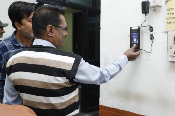 कलेक्टर के निर्देश पर समयपालन का सख्त कदम,कलेक्टोरेट में बायोमेट्रिक अटेंडेंस व्यवस्था लागू,अधिकारी-कर्मचारियों ने फेस रीडिंग और थंब स्कैन से दर्ज की उपस्थिति