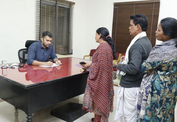 जनदर्शनः कलेक्टर ने सुनी लोगों की समस्याएं, अधिकारियों को त्वरित कार्रवाई के दिए निर्देश