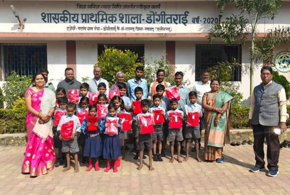 बढ़ती ठंड को देखते हुए शासकीय प्राथमिक शाला डोंगीतराई में बच्चों को किया गया स्वेटर वितरण