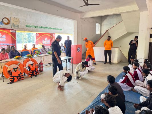 मनोरा विकासखंड के हायर सेकेंडरी खरसोता एवं मनोरा में फेमेक्स कार्यक्रम के तहत आपदा प्रबंधन पर प्रशिक्षण