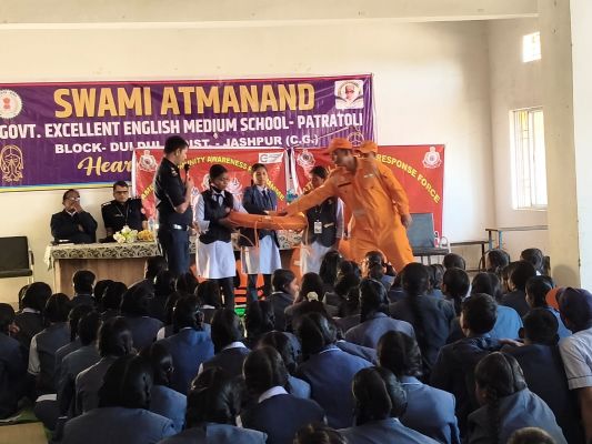 स्वामी आत्मानंद इंगलिश मीडियम स्कूल पतराटोली में फेमेक्स कार्यशाला सम्पन्न ,एनडीआरएफ की टीम ने&nbsp;प्राकृतिक और अन्य आपदाओं के दौरान अपनाएं जाने वाले सुरक्षा उपायों की दी जानकारी