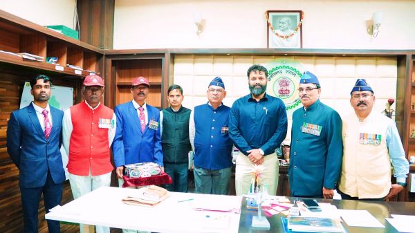 सशस्त्र सेना झण्डा दिवस के अवसर पर कलेक्टर को ले. कर्नल प्रभात कुमार ठाकुर ने लगाया लेपल पिन&nbsp;