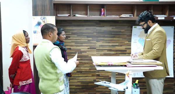 कलेक्टर श्री रोहित व्यास ने जनदर्शन में सुनी आमजन की समस्याएँ,अधिकारियों को निराकरण के दिए निर्देश