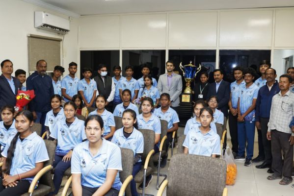 नेशनल लैक्रोस फेडरेशन कप में सहभागिता पर रायगढ़ जिले के खिलाड़ियों का कलेक्टर ने किया सम्मान