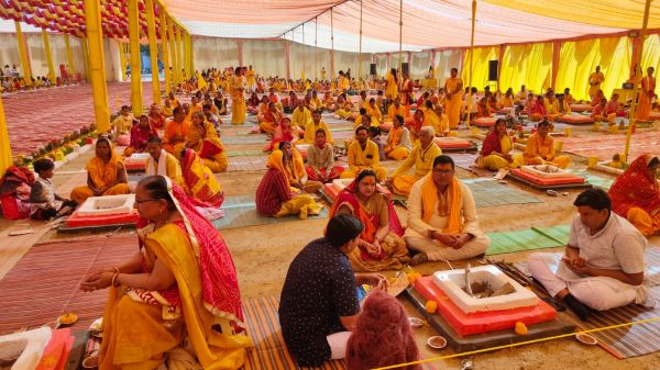 कथा मन की व्यथा को दूर करती है,यज्ञ का निमित्त बनना ही सबसे बड़ा पुण्य - आचार्य दिनेश ,गायत्री महामंत्र से गुंजायमान हुआ बगीचा