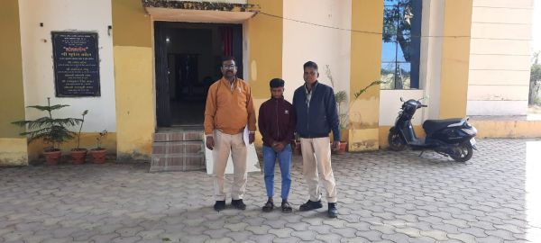 जशपुर पुलिस ने दो साल पुरानी मोटर साइकल चोरी का फरार आरोपी गिरफ्तार किया