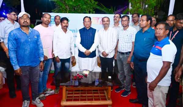 अम्बिकापुर में विद्युत कर्मचारी जनता यूनियन ने मुख्यमंत्री और मंत्रियों से भेंट कर पुरानी पेंशन योजना की मांग रखी