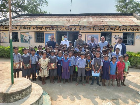घने वनांचल के विद्यालय पहुँचे कलेक्टर, शिक्षा के नवाचारों को सराहा,विद्यार्थियों से संवाद कर शैक्षणिक गुणवत्ता की सराहना, अन्य विद्यालयों के लिए अनुकरणीय मॉडल बताया