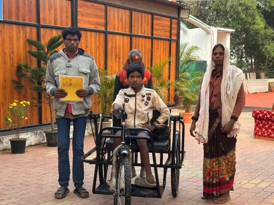 मुख्यमंत्री कैंप कार्यालय की संवेदनशील पहल से बदली कुलदीप की राह, अब आसानी से स्कूल जा सकेगा दिव्यांग छात्र कुलदीप, परिजनों ने मुख्यमंत्री श्री विष्णुदेव साय का जताया आभार......