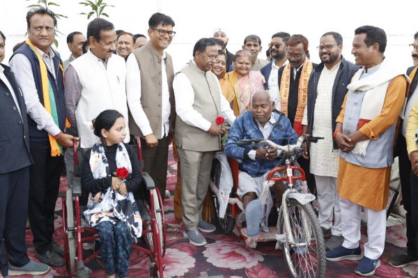 प्रभारी मंत्री एवं वित्त मंत्री के हाथों सहायक उपकरण पाकर दिव्यांगजनों के खिले चेहरे,पाँच दिव्यांगजनों को मिली आत्मनिर्भरता की नई उड़ान,